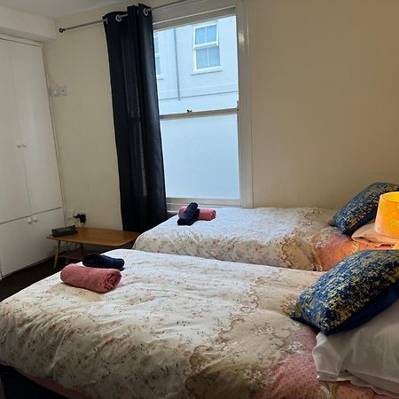 Comfortable Home, Town Centre, Free Parking,Multiple Rooms Cheltenham Exterior photo