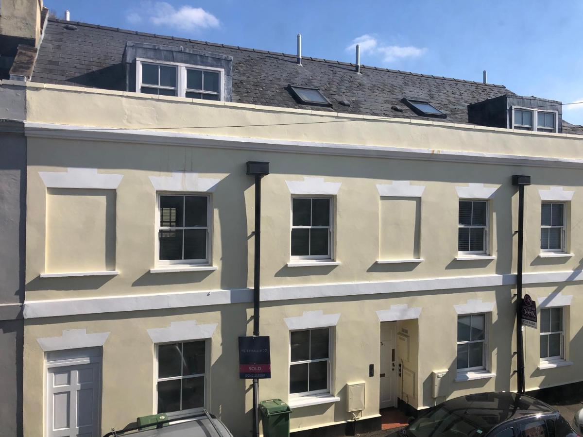 Comfortable Home, Town Centre, Free Parking,Multiple Rooms Cheltenham Exterior photo