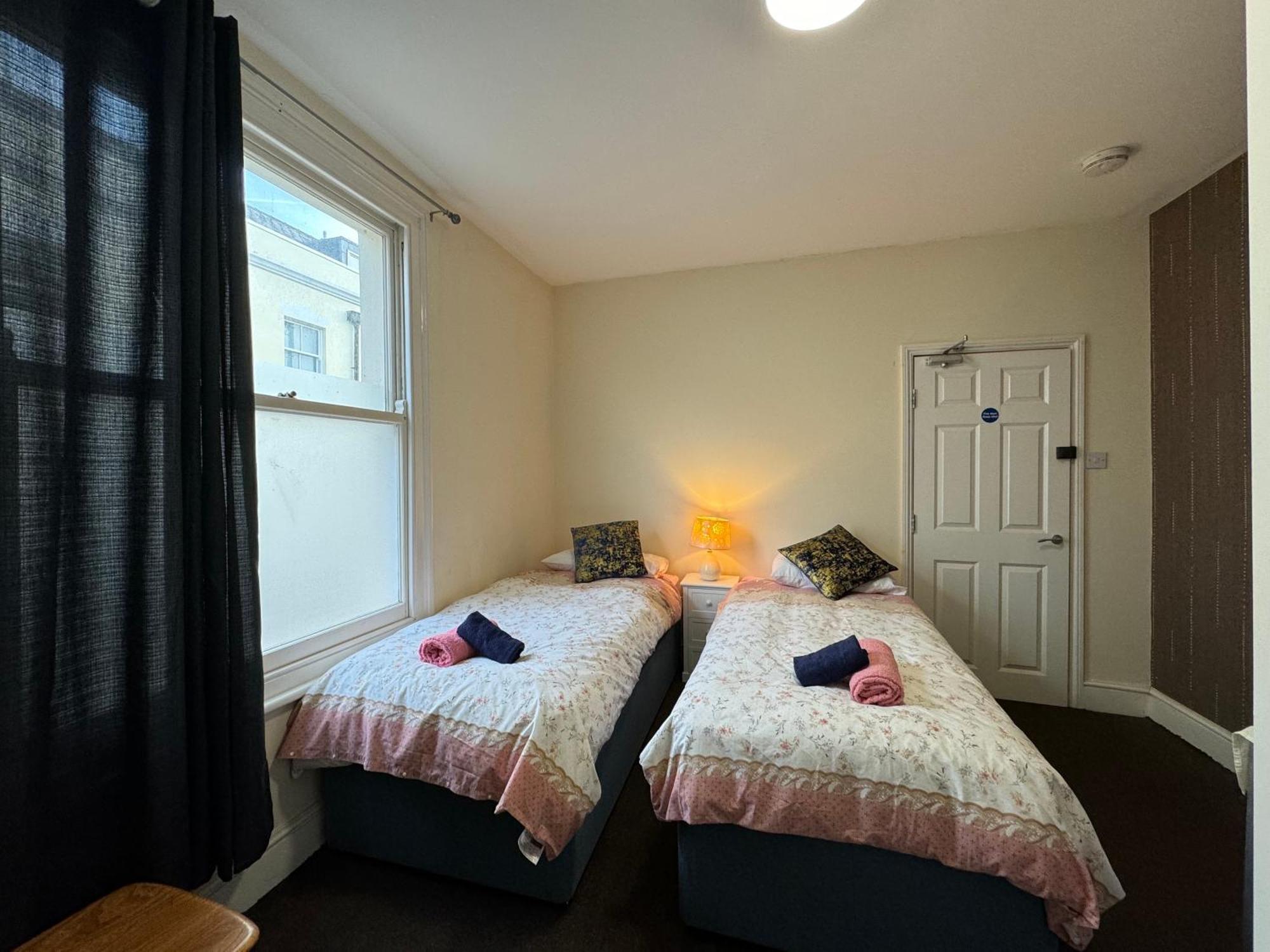 Comfortable Home, Town Centre, Free Parking,Multiple Rooms Cheltenham Exterior photo